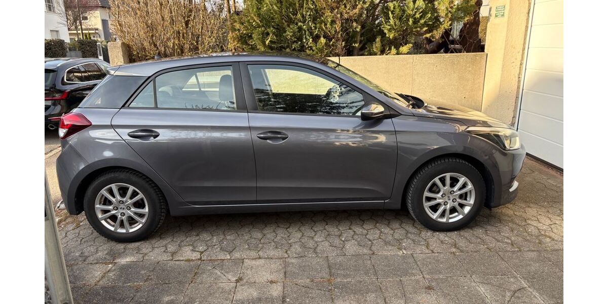 Hyundai i20 31.000 km 7.400 &euro; München 80935