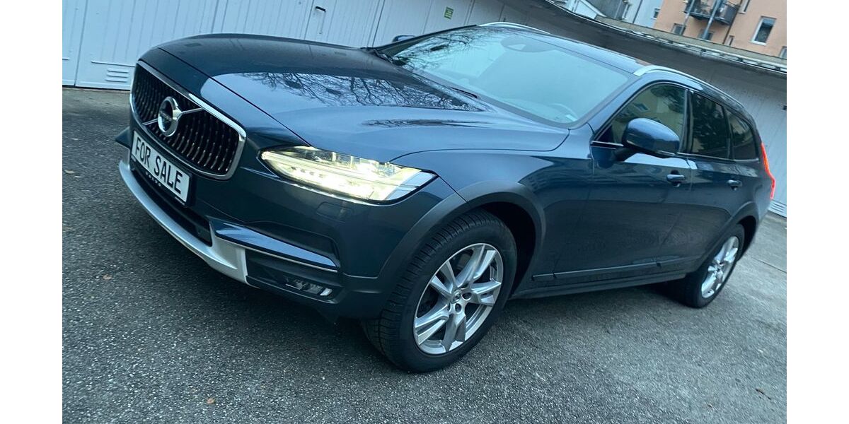 Volvo V90 Cross Country 109.780 km 30.888 &euro; München 80798