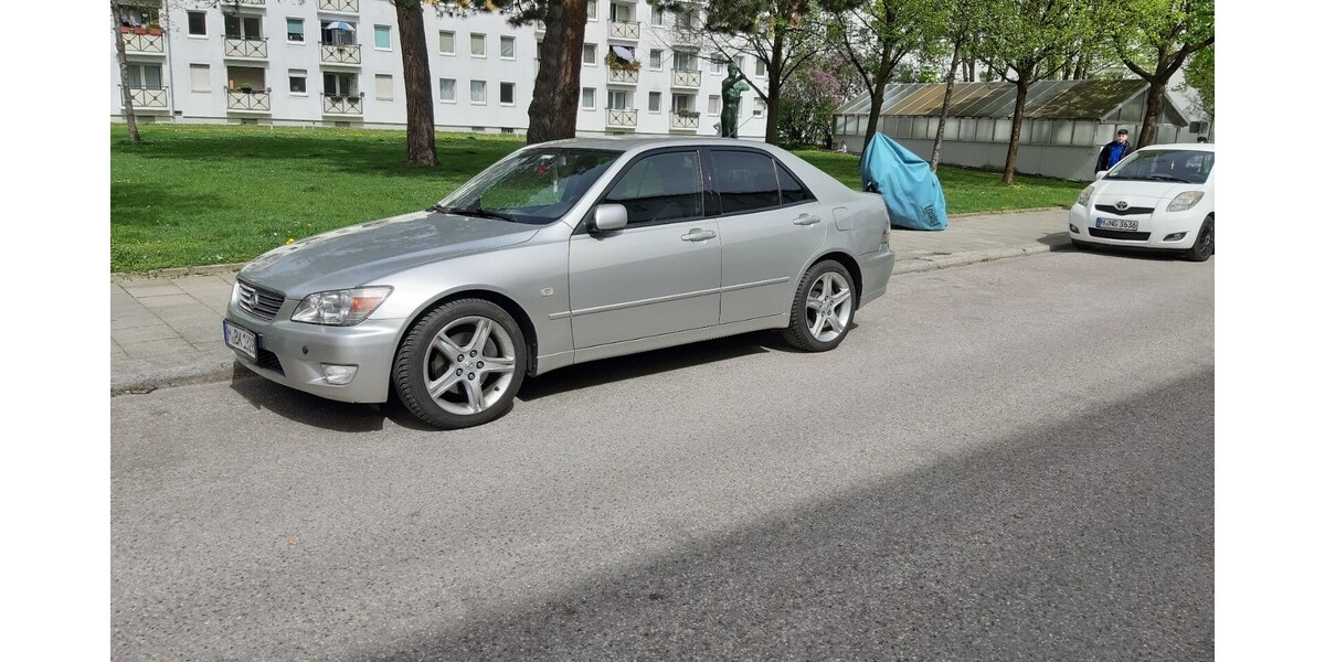 Lexus IS 200 290.000 km 2.900 &euro; München 80313