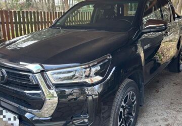 Toyota Hilux 136.000 km 33.990 &euro; München 81825