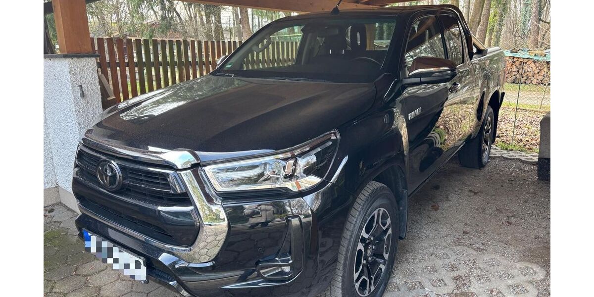 Toyota Hilux 136.000 km 33.990 &euro; München 81825