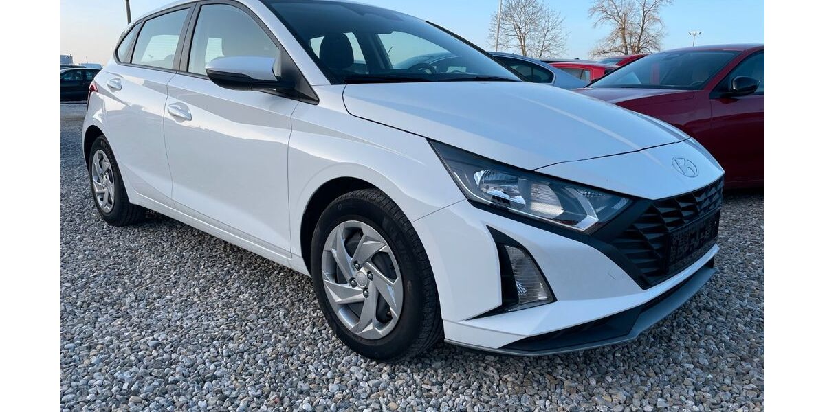 Hyundai i20 7.881 km 15.790 &euro; München 81829
