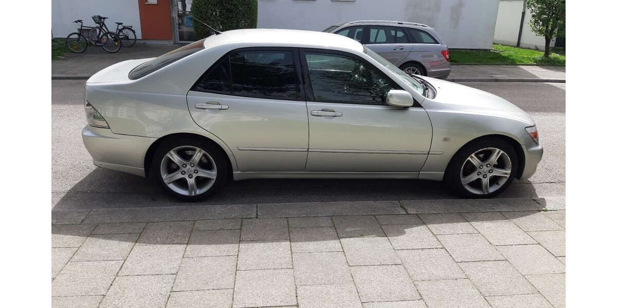 Lexus IS 200 290.000 km 2.900 &euro; München 80313