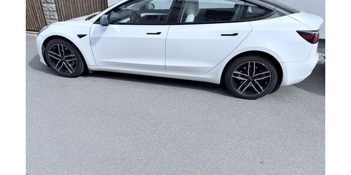 Tesla Model 3 73.777 km 27.600 &euro; Germering 82110