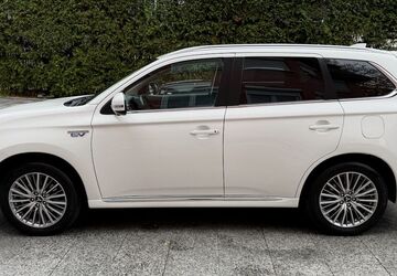 Mitsubishi Plug-in Hybrid Outlander 185.000 km 15.980 &euro; München 81827