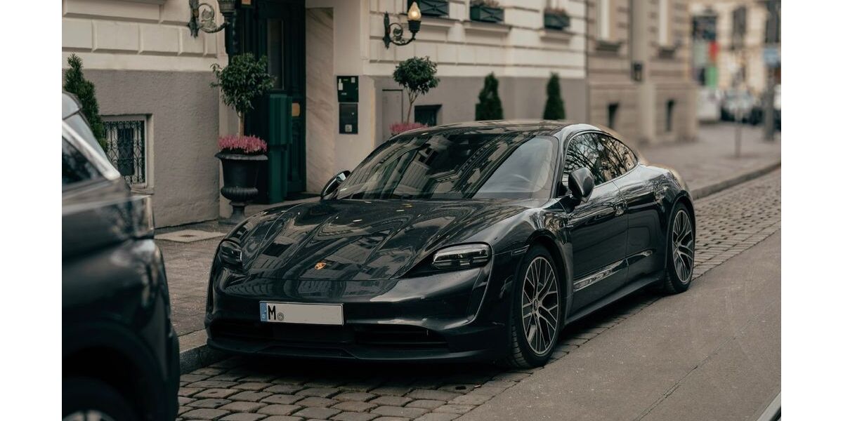 Porsche Taycan 83.000 km 57.990 &euro; München 80939