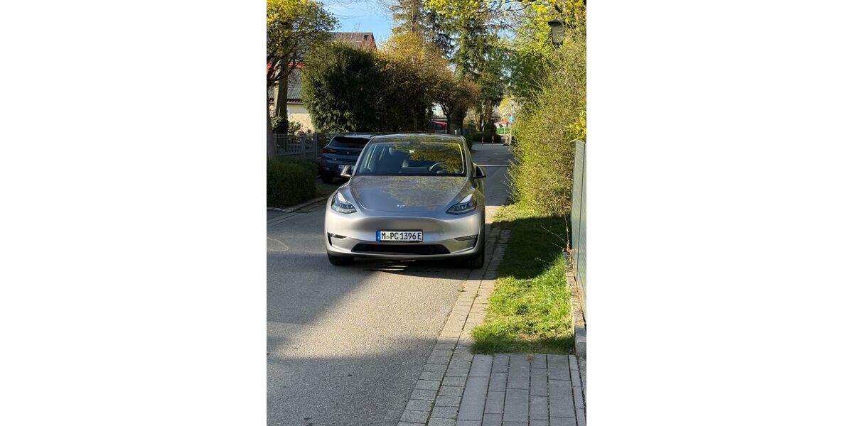 Tesla Model Y 35.163 km 36.999 &euro; München 80995