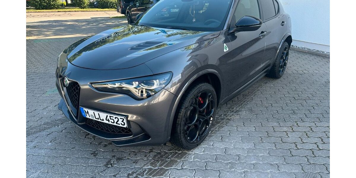 Alfa Romeo Stelvio 12.000 km 81.990 &euro; München 81827