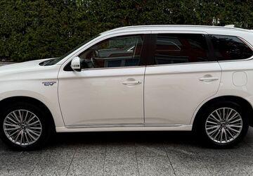 Mitsubishi Plug-in Hybrid Outlander 127.000 km 14.980 &euro; München 81827