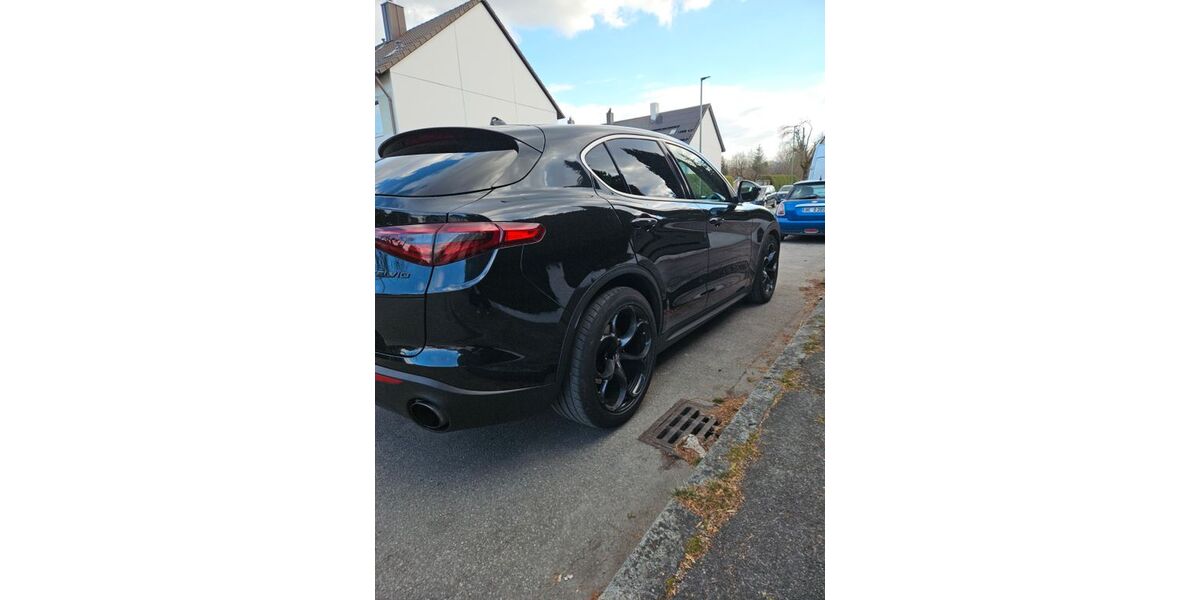 Alfa Romeo Stelvio 133.000 km 24.700 &euro; München 81735