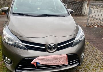 Toyota Verso 82.900 km 15.100 &euro; München 81825